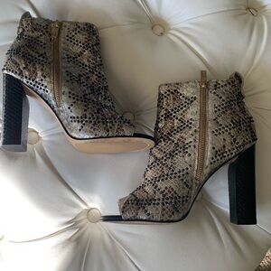 🌿 Calvin Klein leather embossed booties - like new! ☘️